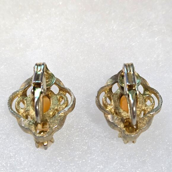 Classic Oval Scroll Work Cameo Clip-on Earrings and Brooch Set - Picture 4 of 6